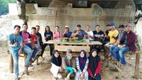 Berfoto dengan latar belakang BUBU setinggi 3M di Tiyuh Gedung Ratu