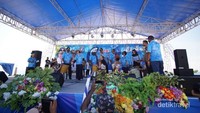 Penabuhan Tifa oleh Bupati Raja Ampat, Dandim 1805 Raja Ampat, Ketua DPRD Raja Ampat, Kepala Dinas Kelautan dan Perikanan Raja Ampat, Ketua PKK Ketua Persit, sebagai tanda dimulainya Festival Gemar ikan