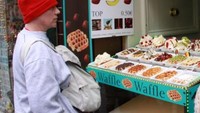 Menikmati waffle Belgia yang nikmat