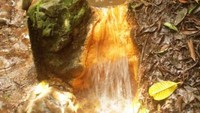Kolam kecil penampung air panas di dekat Air Terjun Blawan