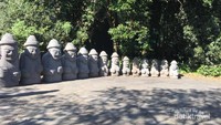 Patung Dol Hareubang di Kawasan Air Terjun Cheonjiyeon
