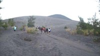 Jalur pendakian yang luas menuju Puncak Gunung Anak Krakatau (dok.  Ermila Klislinar/dtraveler)