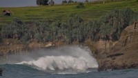Tingginya gelombang ombak di Pantai Klayar