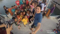 Saat main bersama adik-adik dari Suku Bajo, Kampung Mola