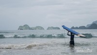 Berselancar di pantai Pulau Merah, siapa takut!