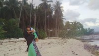 Pantai Cukoh yang dikelilingi pohon kelapa