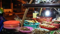 makanan yang siap disajikan di angkringan (helenerea.wordpress.com)