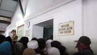 Para peziarah menunggu giliran masuk.