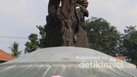 Monumen tampak dari dekat dengan 3 tokoh wanita yang berbeda
