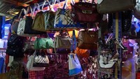 Aneka tas yang dijual dengan harga murah (Sastri/ detikTravel)