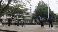 Bermain sepak bola di area sekitar taman.
