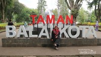 Taman Balaikota Bandung yang dilengkapi fasilitas air mancur.