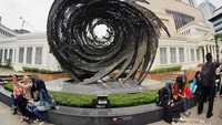 Karya seni patung pusaran air karya Nyoman Nuarta