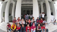 Anggota komunitas DTraveler berfoto di depan museum