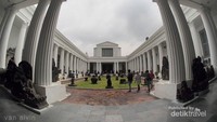 Halaman di bagian dalam museum.