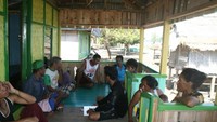 Bercengkrama dengan masyarakat Pulau Moyo
