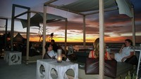 Ocean 27 dengan tenda-tenda romantisnya yang terlihat semakin indah dengan latar Pantai Kuta (balifreeinformation.blogspot.com)