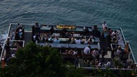 Nuansa malam yang romantis saat makan malam di Rock Bar (Ayu Laras/dTraveler)