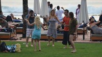 Bule-bule yang beraktivitas di Potato Head ombak Pantai Seminyak menjadi latar belakang yang cantik (Ayu Laras/dTraveler)