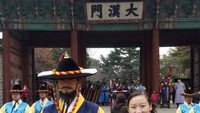 Bersama prajurit saat pertunjukkan di Istana Gyeongbokgung