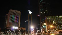 Suasana bundaran HI malam hari.