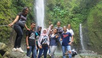 Foto bersama didepan air terjun Dwi Warna