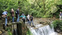 Perjalanan yang harus melewati aliran sungai yang licin.