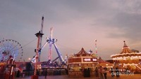 Global Village, slaah satu tempat yang populer di Dubai. Banyak hal yang bisa di lakukan di sini, mulai dari berbelanja, makan, dan juga bermain wahana. Sangat cocok untuk semua umur.