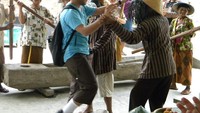 Bermain dengan penduduk sekitar di Desa Kebon Agung (museumtanijawaindonesia.wordpress.com)
