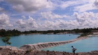 Danau Kaolin yang mampu menarik wisatawan asing melihatnyaa