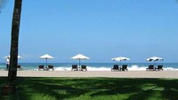 Pantai Seminyak, Bali (Sumber: baliholidayaccomodation.com)