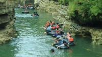 keseruan menyusuri sungai yang mengalir didalam Goa Pindul