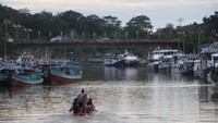 Wisata dengan kapal kecil di Kota Tua Padang