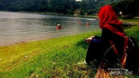 Duduk Santai Di Tepian Telaga Ngebel