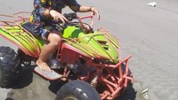 Menyewa motor pantai untuk seru-seruan bersama orang terkasih