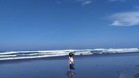 Di depan pantai Parang Tritis, pengunjung hanya perlu sedikit bergaya karena hasil jepretan pasti akan ciamik