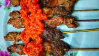 satu porsi sate louso terdiri dari sepuluh tusuk sate sapi yang bisa dinikmati bersama nasi hangat maupun lontong. Untuk menu sampingan anda bisa memesan seporsi sop sayur yang segar.(foto koleksi pribadi)