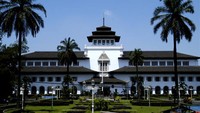 Gedung sate (sumber: panoramawallpaper.blogspot.com)