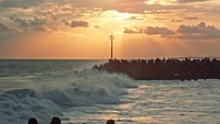 Senja dan suara gemuruh ombak Pantai Glagah