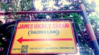 Papan penunjuk jalan yang berada di pintu lorong James Hickey Sarani Lane