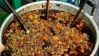 Untuk para pecinta kuliner pedas, anda wajib mencoba Oseng oseng mercon Bu Narti ini