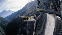 Lompat dari Verzasca Dam (telegraph.co.uk)