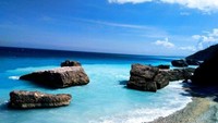 Pantai oenikan. Pantai ini begitu eksotis lantaran bibir pantainya yang besih dengan batu-batu karang disepanjang pantai selatan ini. (Kathon)