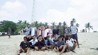 Berfoto bersama teman.