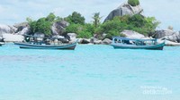 Naik kapal menikmati laut Belitung