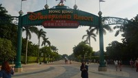 Berfoto di Gerbang Disneyland Hong Kong