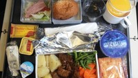 Habiskan seluruh makanan yang ada di pesawat