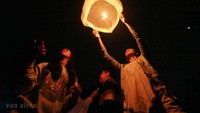 Menerbangkan lampion saat malam tahun baru