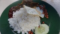 Nasi lemak dengan paru di kedai Roti Canai Kayu Arang