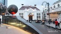 Suasana ala modern classic yang sangat romantis ketika maghrib datang